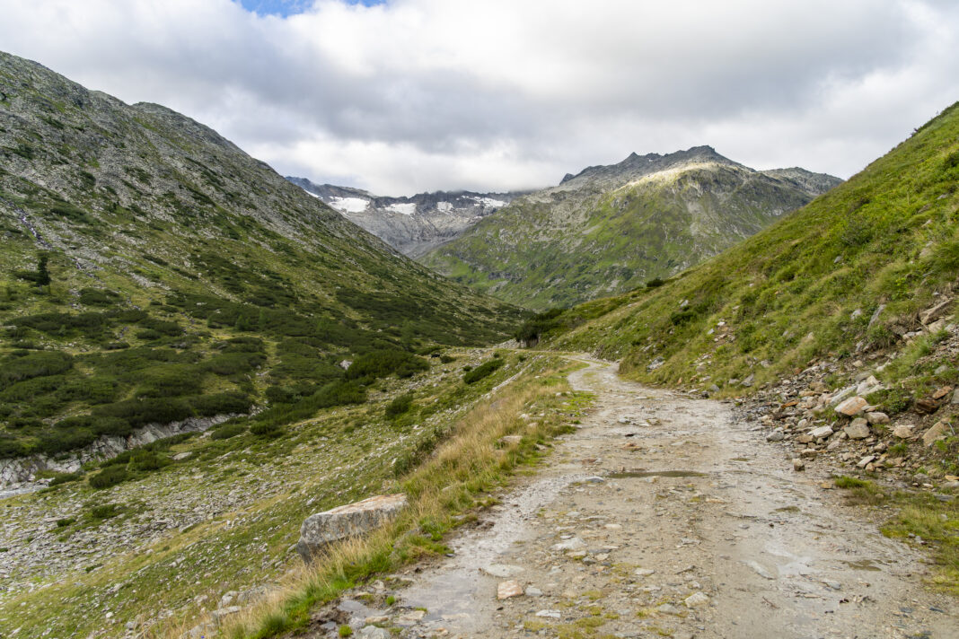 Kurz vor der Osnabrücker Hütte brechen die ersten Sonnenstrahlen durch die Wolkendecke