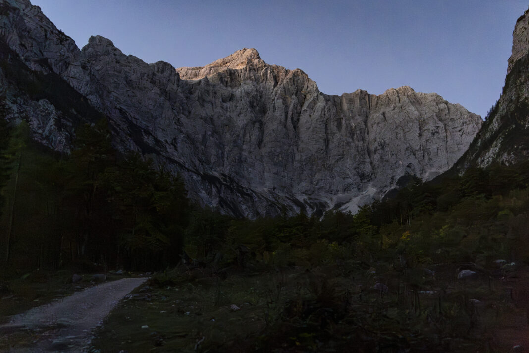 Man steuert geradewegs auf die Nordwand des Triglav zu