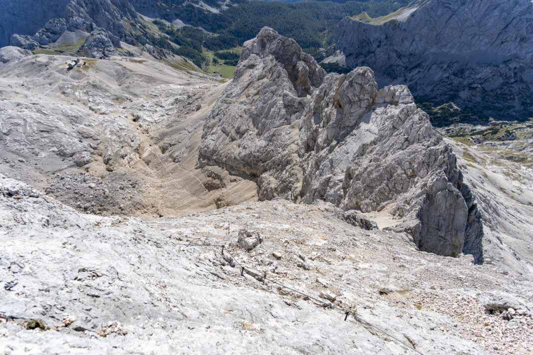 Blick zurück auf die letzten seilversicherten Aufstiegsmeter im Gipfelklettersteig