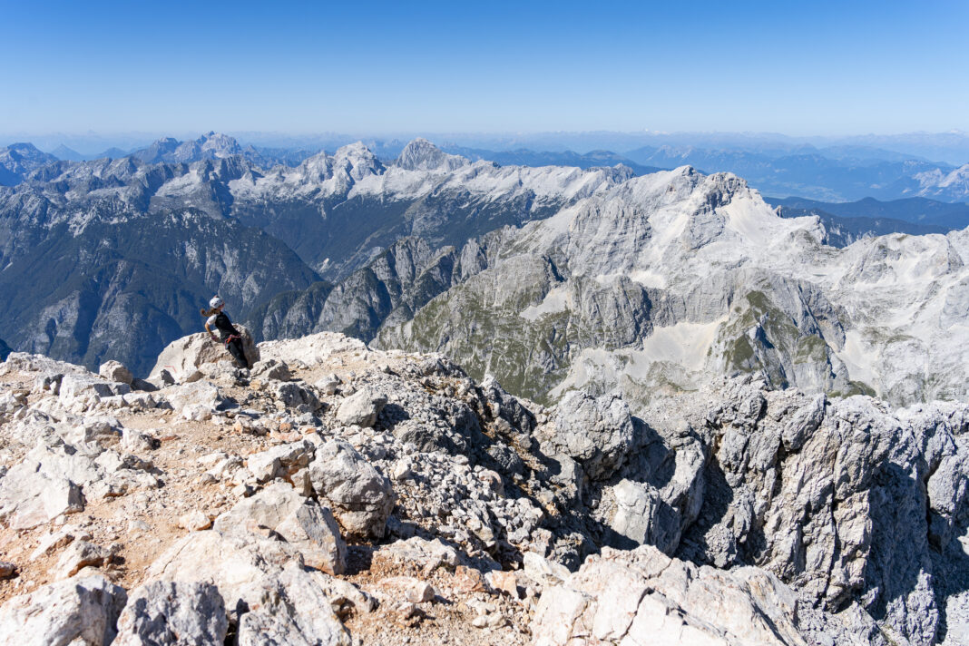 Der Gipfel eröffnet herrliche Blicke in die umliegende Bergwelt