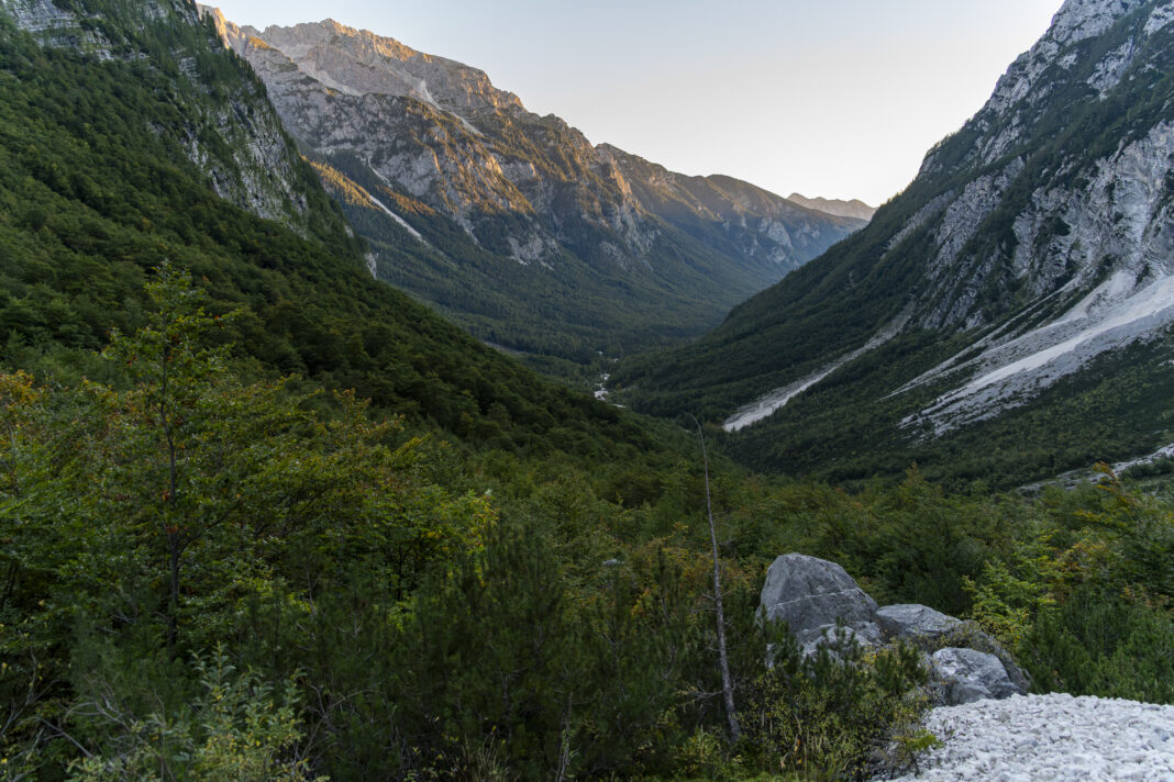 Blick zurück in das morgendliche Vrata-Tal