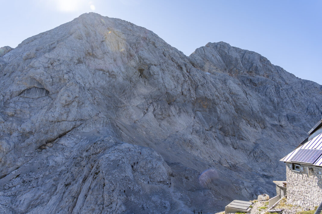 Blick hoch zum Gipfelaufbau des Triglavs