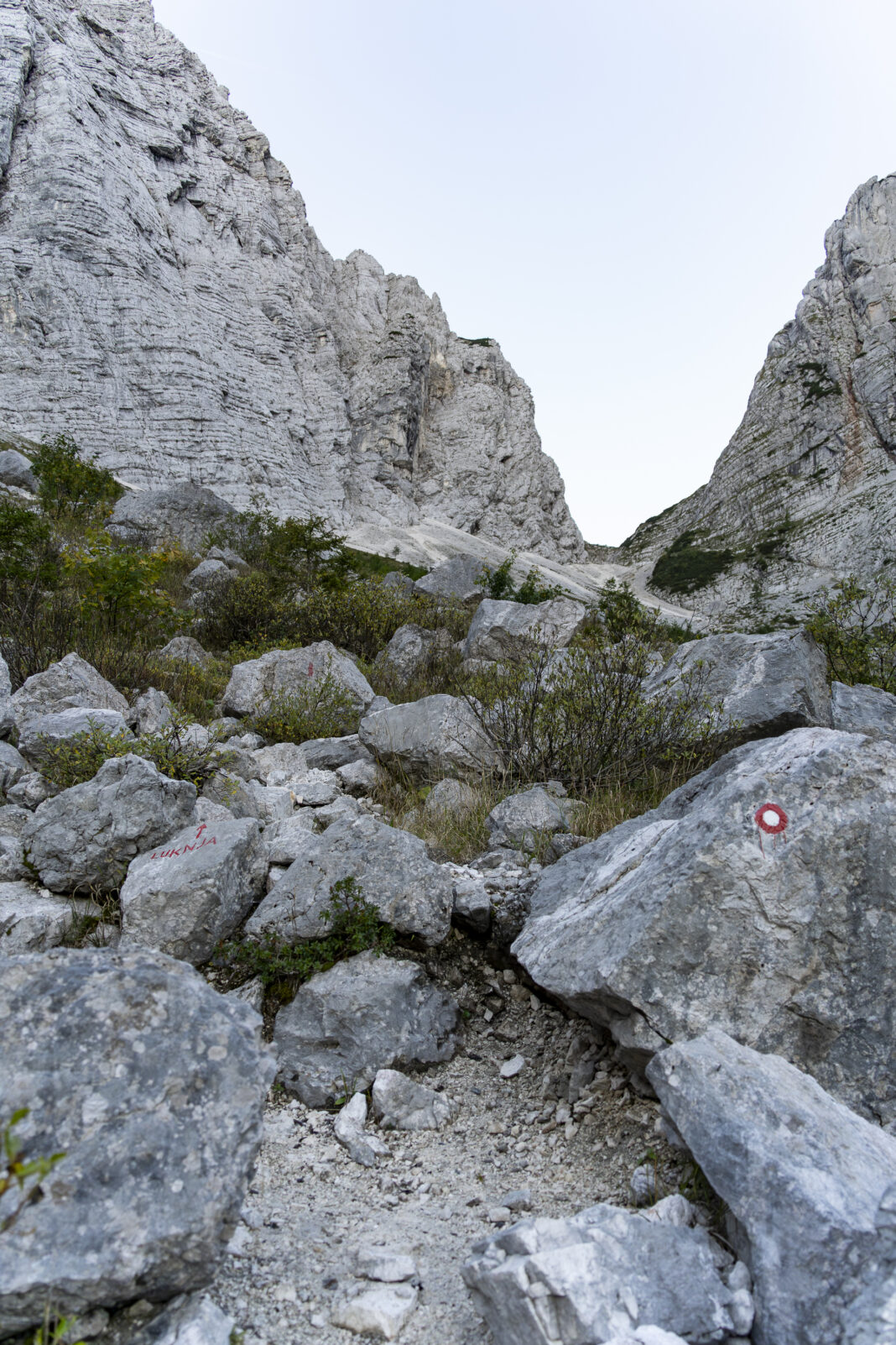 Blick hinauf zum Luknja-Pass