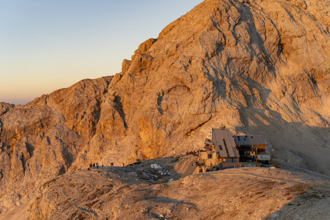 Das Triglavhaus im Morgenlicht