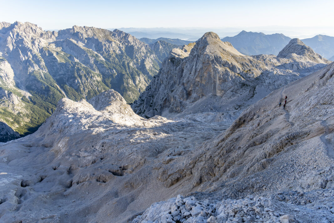 Blick über das Abstiegsgelände