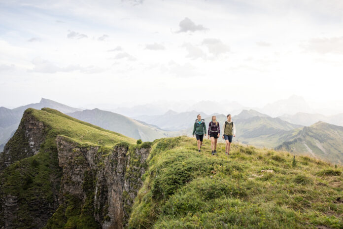 Gruppe wandert am Diedamskopf inmitten einer Berglandschaft