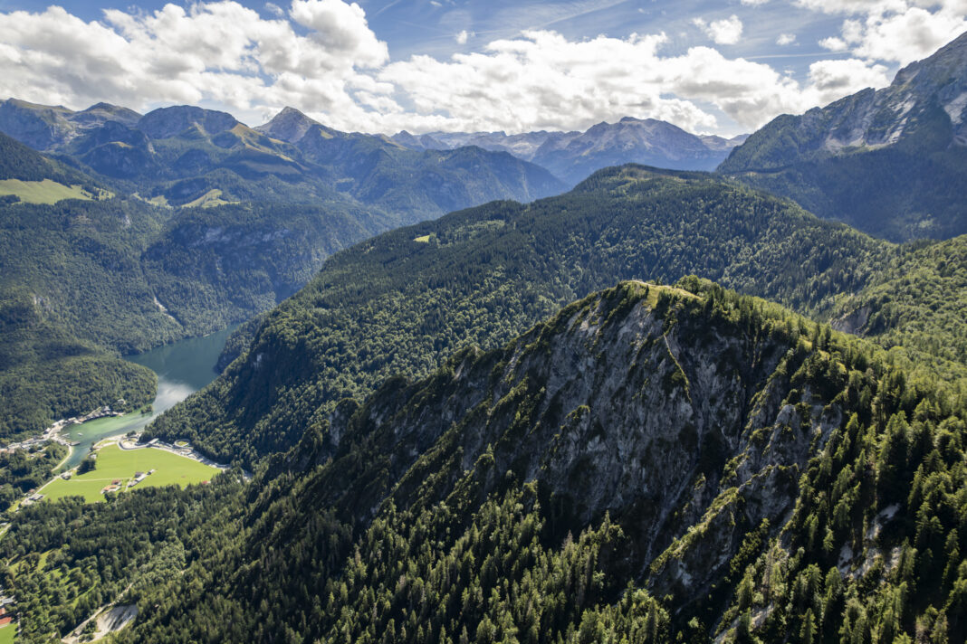  Der Gipfel bricht steil nach mehreren Seiten ab