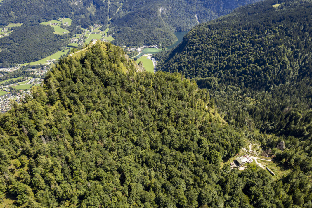 Rechts unten erkennt man die Grünsteinhütte; links oben den Gipfel