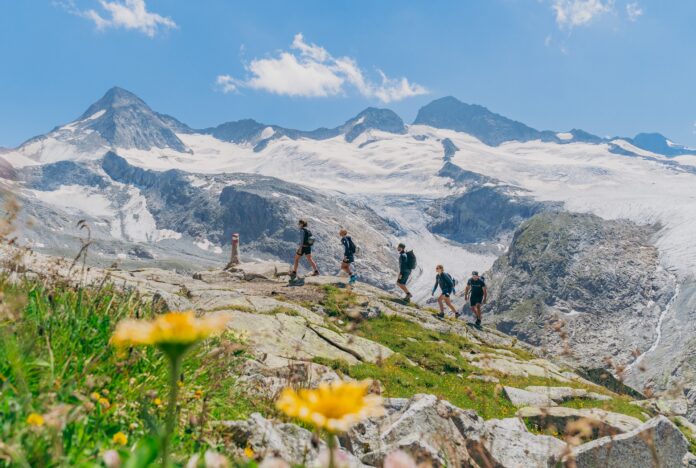 Wanderer in den Bergen in der Wildkogel Arena