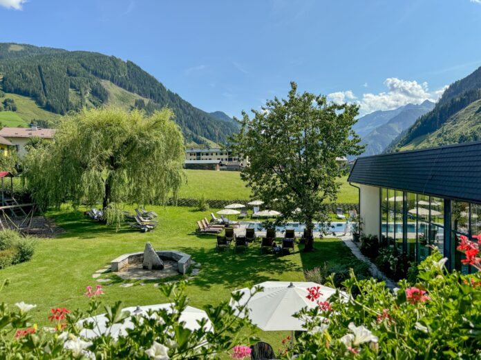 Blick zum Pool des Rauriserhofs