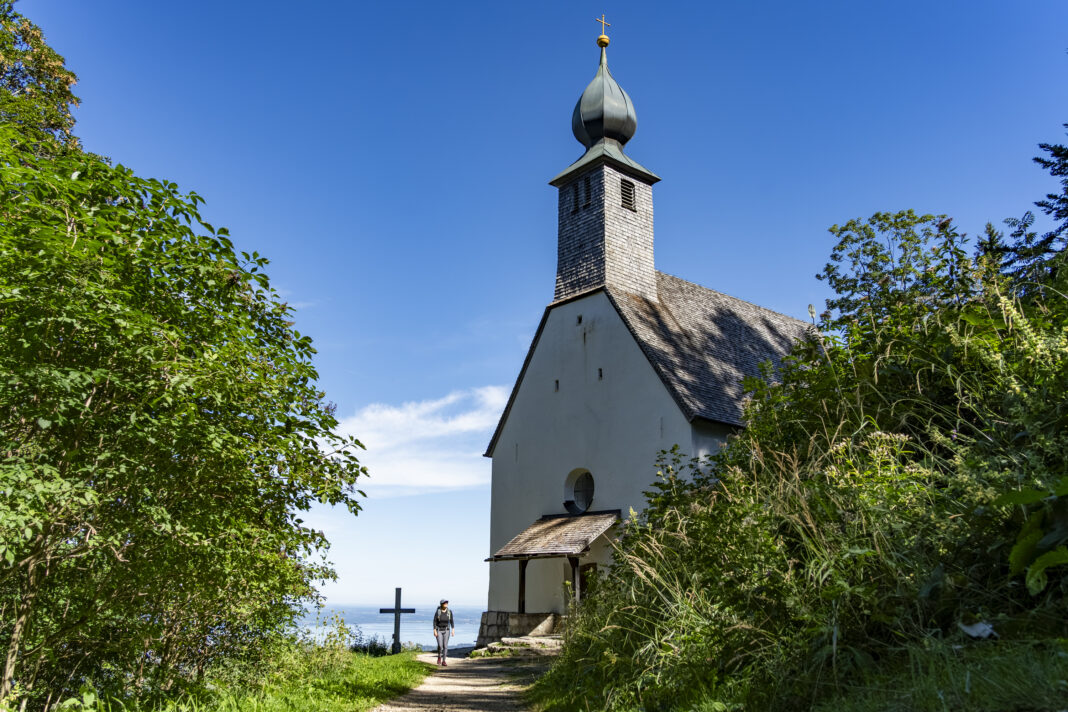 Da ist sie: die Schnappenkirche mit dem Chiemsee im Hintergrund