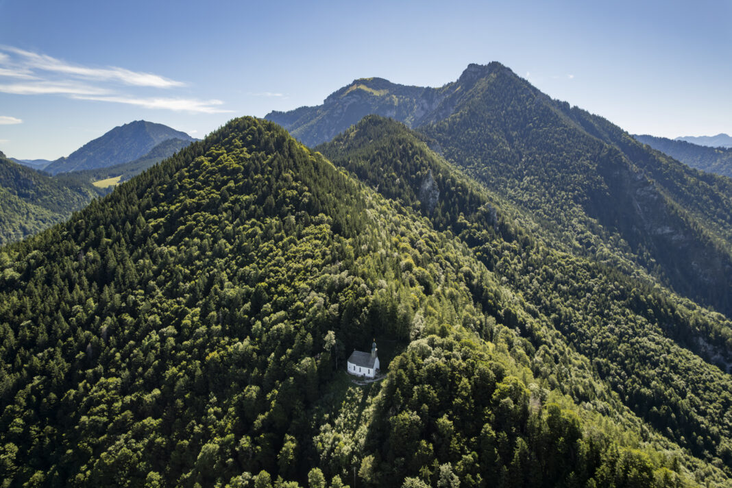 Die Schnappenkirche mit dem Hochgern im Hintergrund