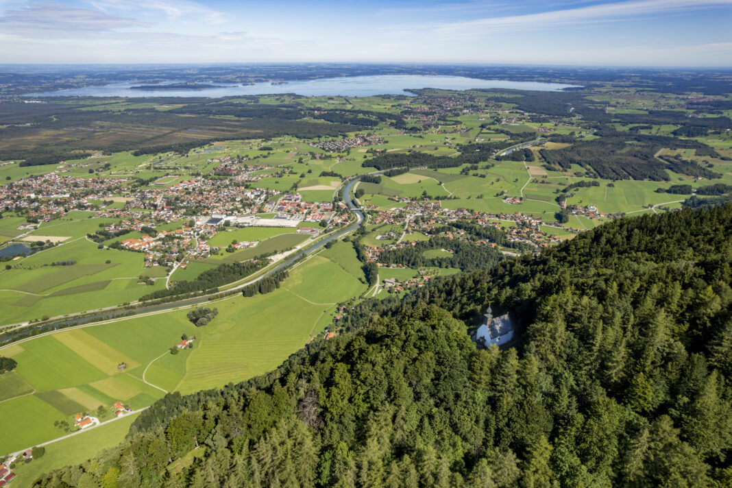 Der Blick ins bayerische Alpenvorland mit dem Chiemsee