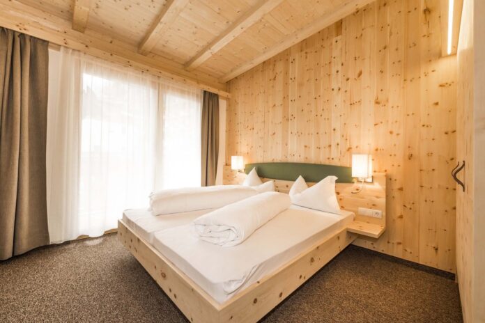 Zimmer im Aktivhotel Panorama aus Holz