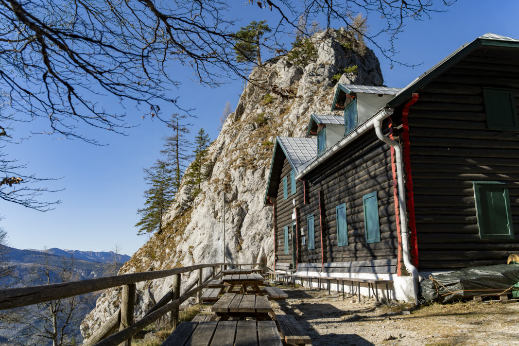Die Kienthalerhütte mit dem Turmstein im Hintergrund