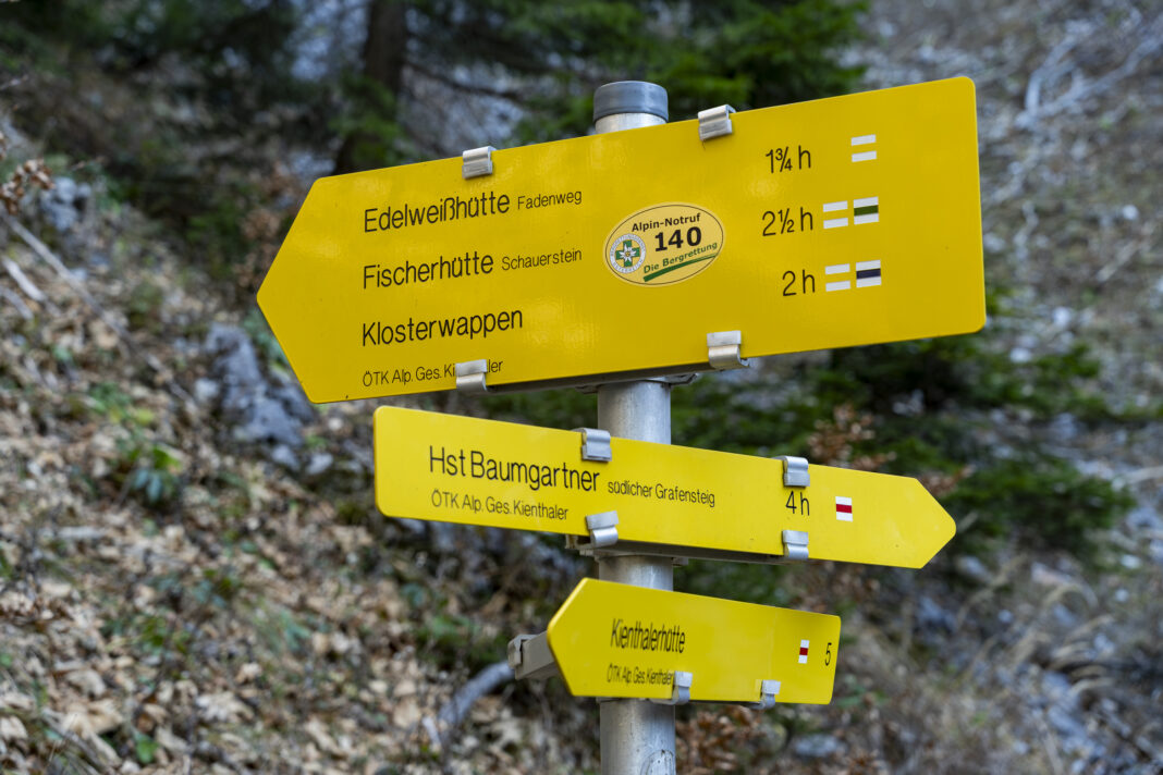 Wegweiser bei der Abzweigung zum Klosterwappen