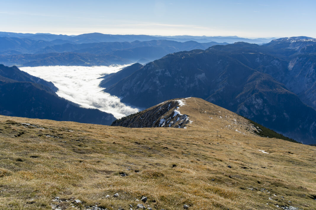 Der Abstieg verläuft über den einsamen Südrücken des Schneebergs