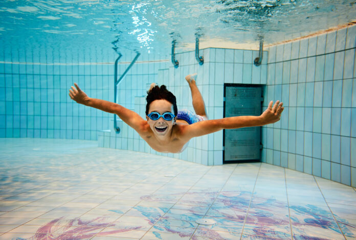 Tauchen im Hallenbad im Hotel Stern