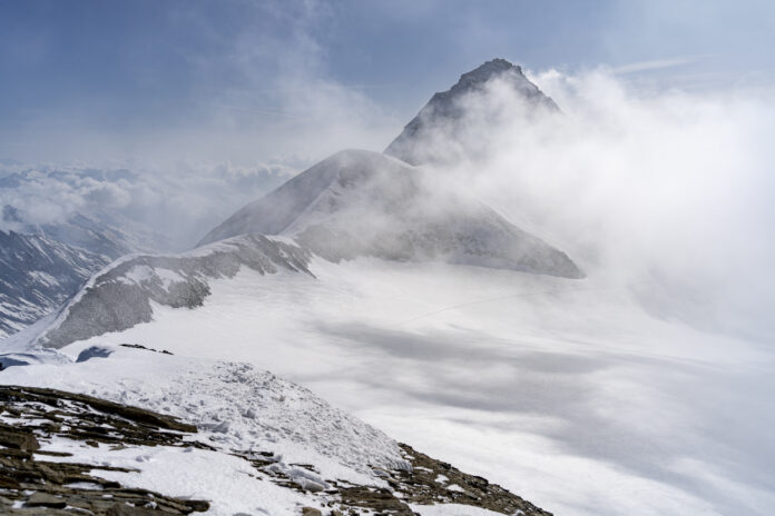 Beinahe mystisch: der Blick zur Glocknerwand mit unserer einsamen Spur am Fruschnitzkees