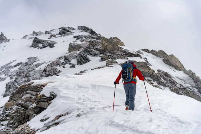 Das Gelände wird im oberen Bereich immer felsdurchsetzter