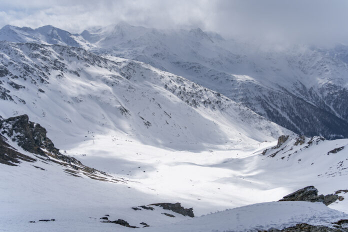 Blick vom Rücken in das schöne Kar; die Glorer Hütte liegt links im Sattel hinter den Felsen