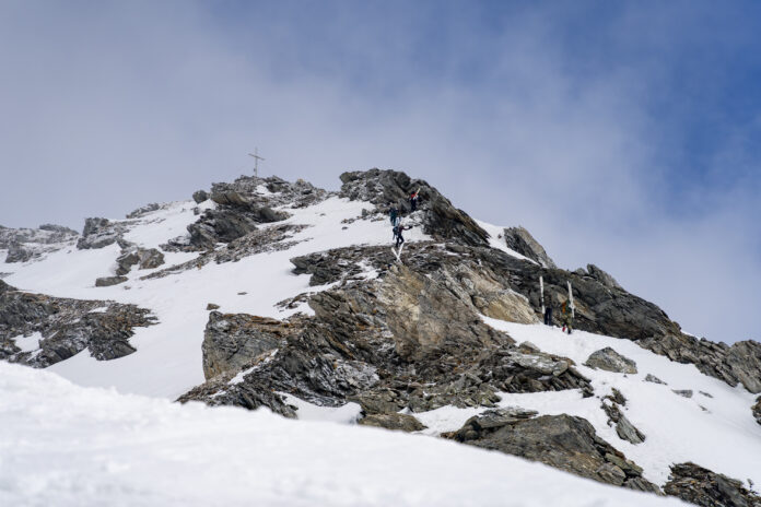 Blick zurück beim Abstieg zum Gipfel