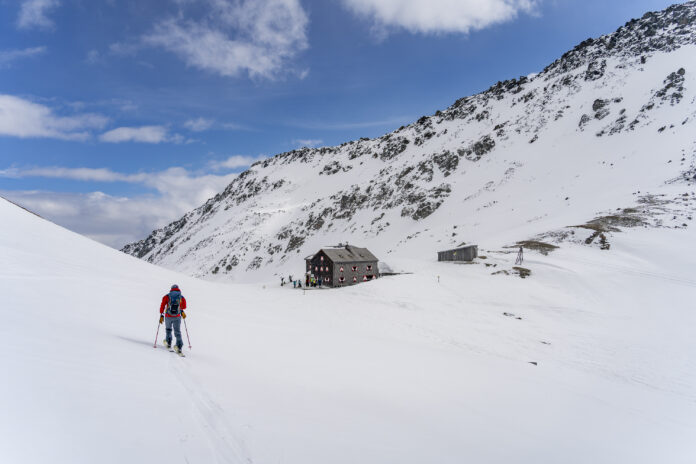 Wenn es die Lawinenlage zulässt, kann man vom Weißen Knoten relativ hoch und nur einem kurzen Gegenanstieg zur Hütte queren