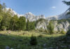 Hochtor (2.369 m) Überschreitung: Schneeloch und Josefinensteig Untere Koderalm im Gesäuse mit dem Hochtormassiv im Hintergrund