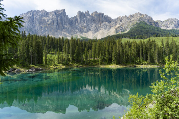 Der farbenprächtige Karersee