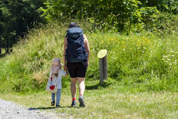 Mutter mit Kleinkind auf dem Erlebnisweg Nikis Alm-Abenteuer