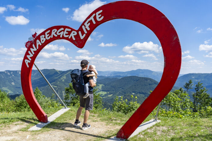 Herz-Rahmen mit Blick auf die Alpen