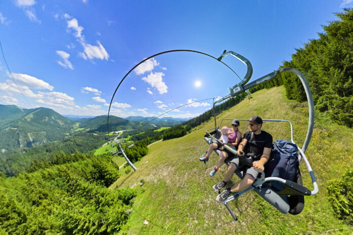 Blick aus der Sesselbahn auf das Gebirge
