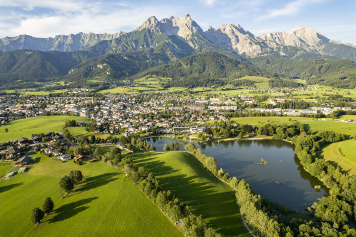 Luftaufnahme vom Ritzensee mit dem Steinernen Meer im Hintergrund