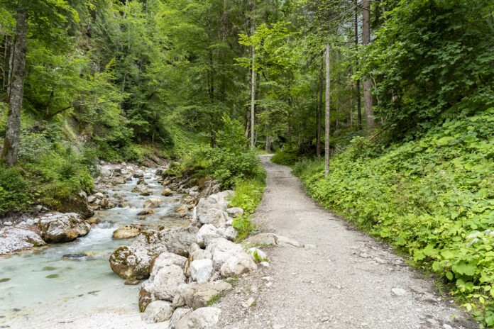 Der einfache Wanderweg zum Beginn der Höllentalklamm