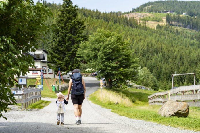 Anfangs verläuft der Schaukelweg noch auf der Straße