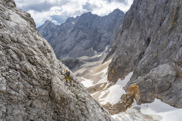 Kletterer im zweiten Teil des Klettersteigs auf die Zugspitze