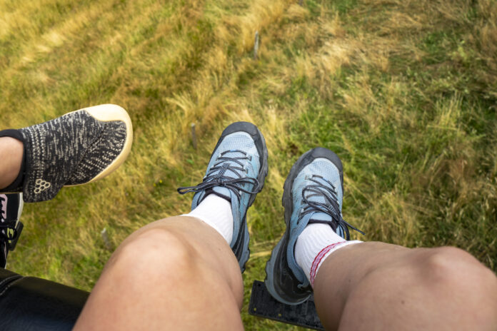 Der Wanderschuh La Sportiva Ultra Raptor III im EInsatz mit Wiese