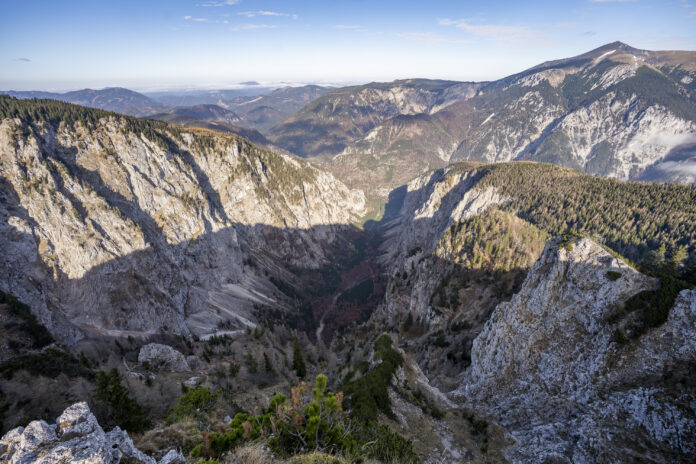 Tiefblick bei der Höllentalaussicht auf der Rax